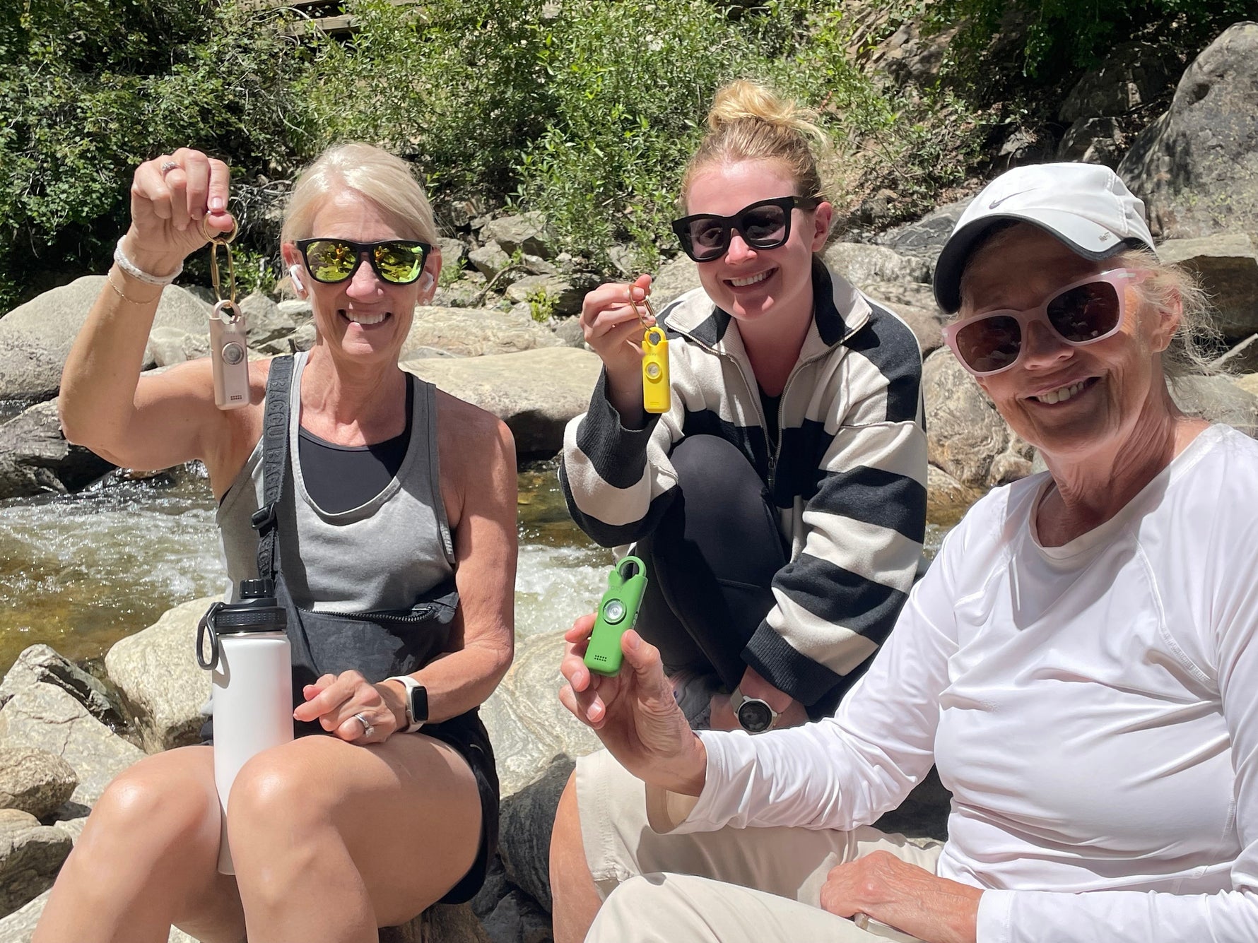 Trois femmes en randonnee avec leur alarme Roxy 2.7