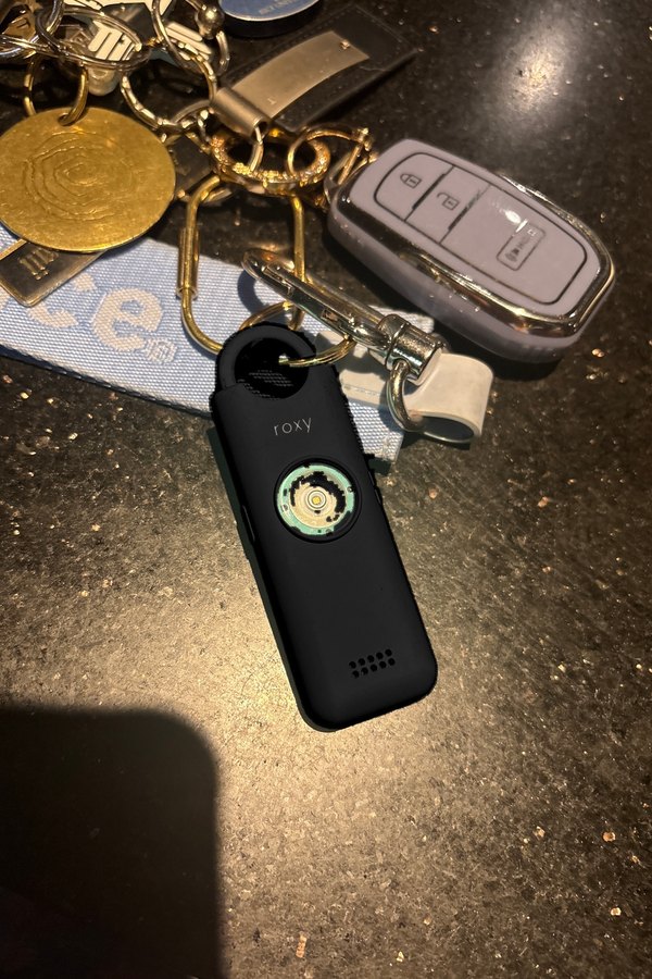 Alarme Roxy noire accrochee a un trousseau de cles de voiture