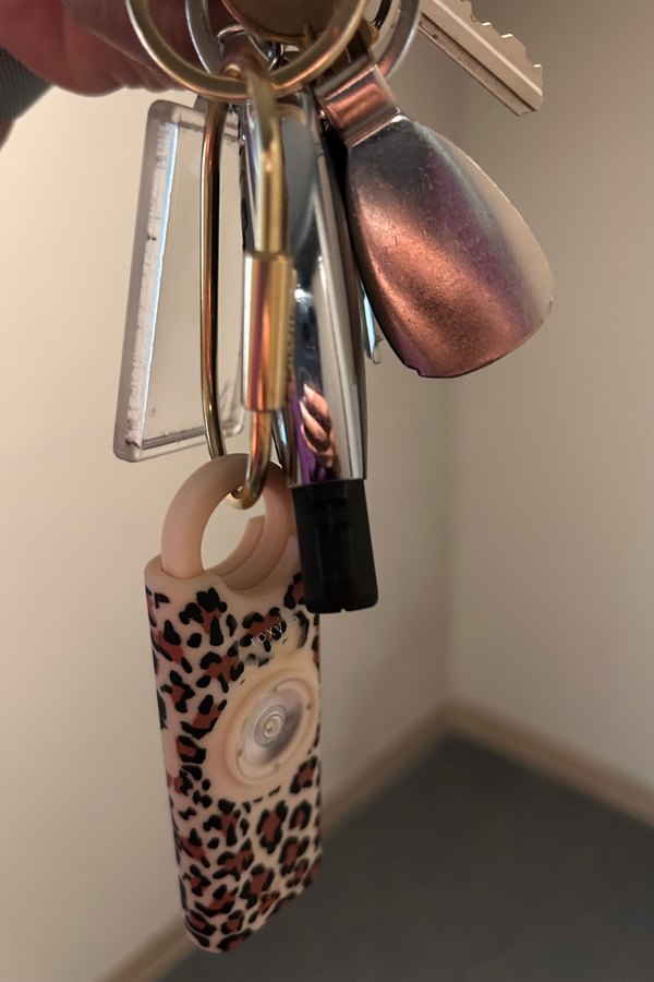 Alarme Roxy motif leopard accrochee a un trousseau de cles