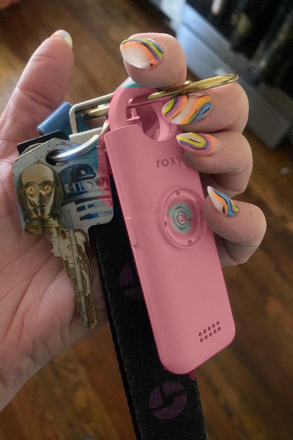 Cliente tenant son alarme Roxy rose avec ses cles